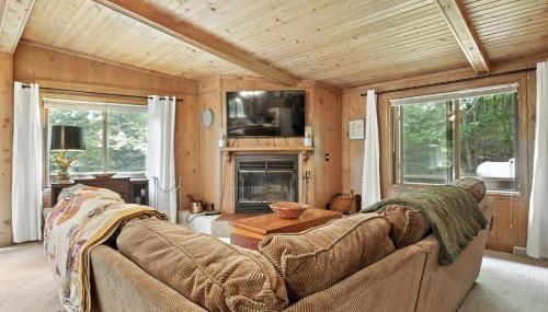 The Treehouse Lakes & Trails Cabin cabin - Photo 2