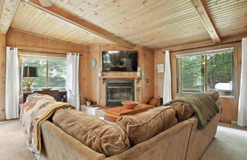 The Treehouse Lakes & Trails Cabin cabin - Photo 2