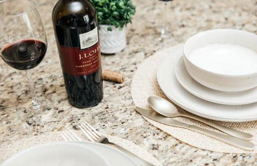 Gorgeous studio steps from The Groove - Foto 10