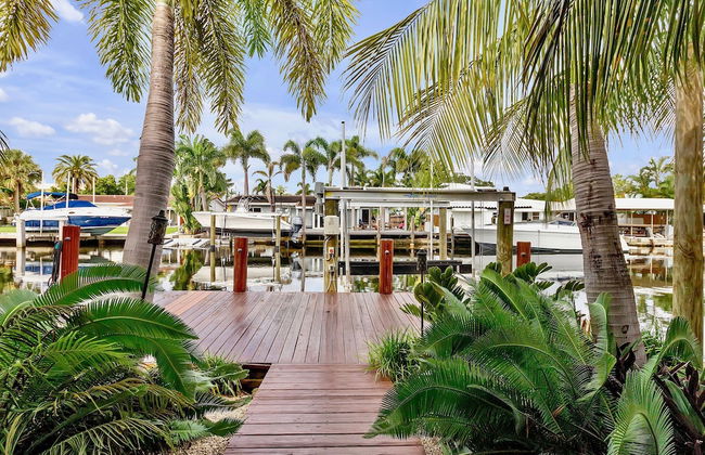 Flirty Flamingo Colorful Waterfront Escape w Pool - Foto 36