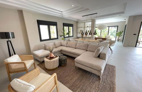 ULTIMATE LUXURY DREAM VILLA with 7 BEDROOMS, GYM, SPA and INFINITY POOL - Photo 3