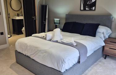 #23 Lux stylish 2 bed 2 bath with balcony NEC n12 - Sleeps 4 - "Perfect for contractors and Families - Free Parking" - Foto 10