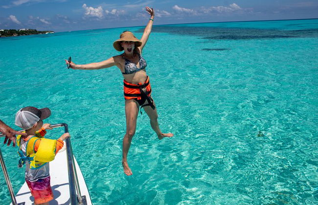 Excursão de catamarã Isla Mujeres, snorkeling, diversão, bar aberto e buffet - Foto 39