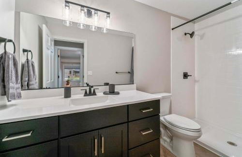 Spacious 5BR Family Home Near ISU & Attractions - Foto 20