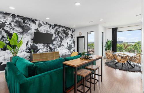 River View High-End Condo with Private Patio and FREE Parking - Foto 1