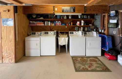 Chic Home: Ocean Views, Hot Tub & Game Room! - Foto 44