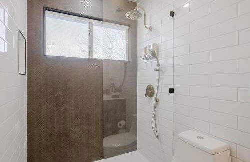 Glamorous Mansion w Private Pool and Cinema Room - Photo 43