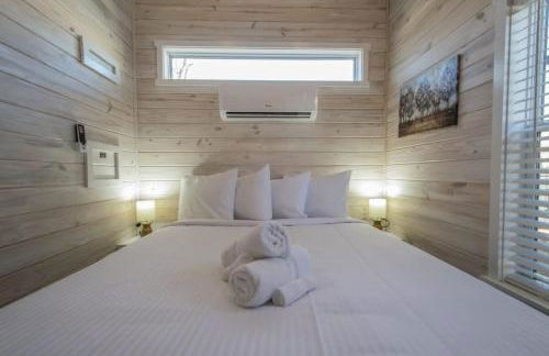 Cozy 1BR Tiny Home with Pool Access and Free Tix - Foto 12