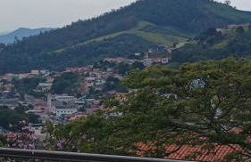 Casa com piscina para até 6 pessoas com duas camas de casal e sofá-cama casal - Foto 5