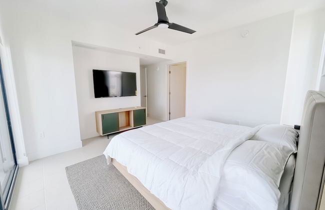 Luxurious Downtown Escape - Photo 12