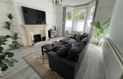 Spacious Flat! Sleeps 7, Pet Friendly and Parking - Photo 33