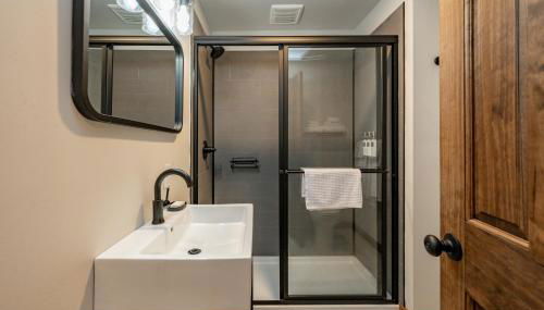 Cove Creek Lodge 201 Poolside Double Queen Fireplace Room - Foto 4