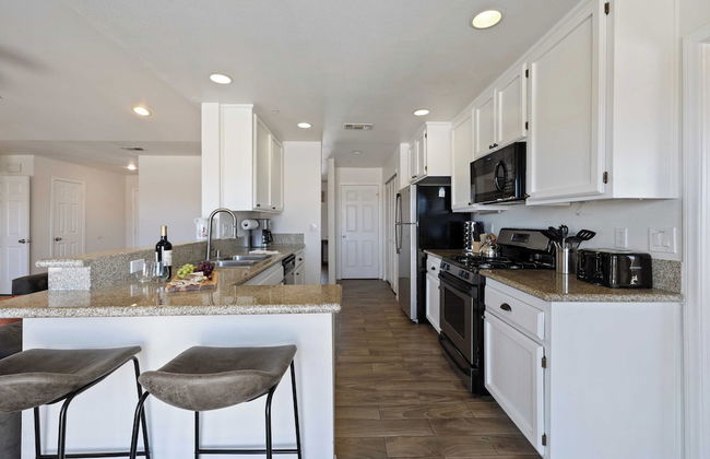 Casa De Kota by Avantstay Pool, Firepit, & Games Secluded & Chic - Photo 14