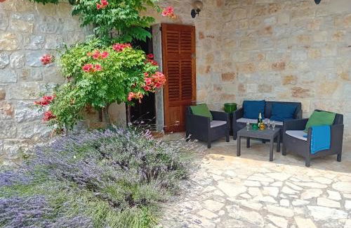 Spacious Villa for 6 - amazing pool and views - Foto 34