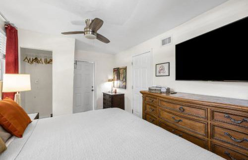 Artful Home Near Design District - Photo 11