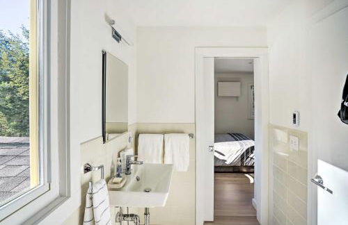 Lakefront Otis Home with Stunning Views and Boats! - Foto 31