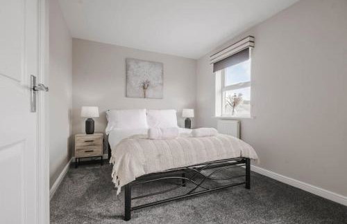 Charming House with Free Parking - Photo 8