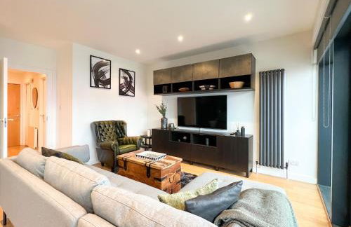 Lovely 2 Bed Duplex Apartment with Hydro Views - Photo 3