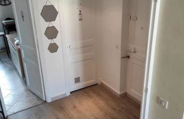 Pretty and quiet top floor 2 bedroom flat in the port area of Nice - Photo 8