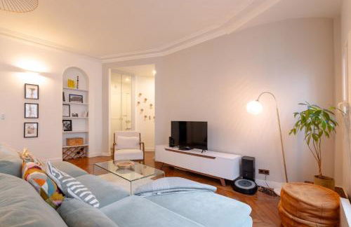 Sophisticated 2BR - Steps to Station - Foto 19