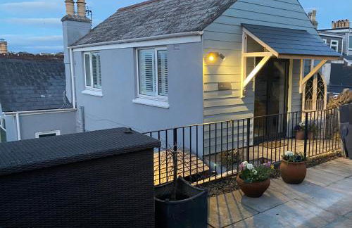 Little Trevio - seaside haven with parking and sea views - Photo 30