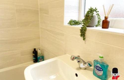 KozyGuru / Wigan / 2BR 4Beds / Newly Refurbished Stylish Holiday House / Close to Big Retail Park / UWNE034 - Foto 11