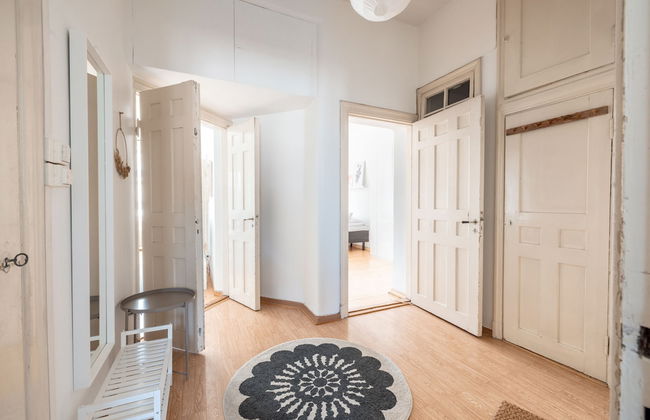 2ndhomes Spacious & Cozy 1BR Home - Photo 3