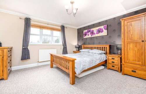 Detached luxury 5 bed house, lanscaped garden, fire pit, parking, can sleep families or workers - Foto 38