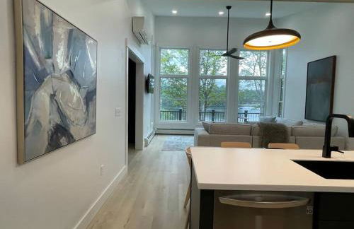 Luxe Modern Lakefront Oasis - Hot Tub, Sunset Views, Pet & Family Friendly! Close to UMF! - Foto 6