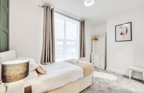 4 Bedroom 4 Bathroom House - Sleeps 7 - Prime Location, Free Parking, Self-Check-In, Workspace, Fast Wifi and Smart TV with Virgin TV and Netflix by Yoko Property - Photo 15