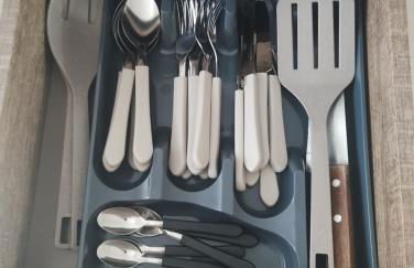 Casa com ar no quarto garagem espaço que cabe uma camionete cozinha completa - Foto 17