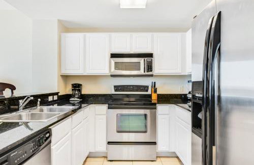 High-rise condo with pool & ocean views - walk to the beach - Foto 17
