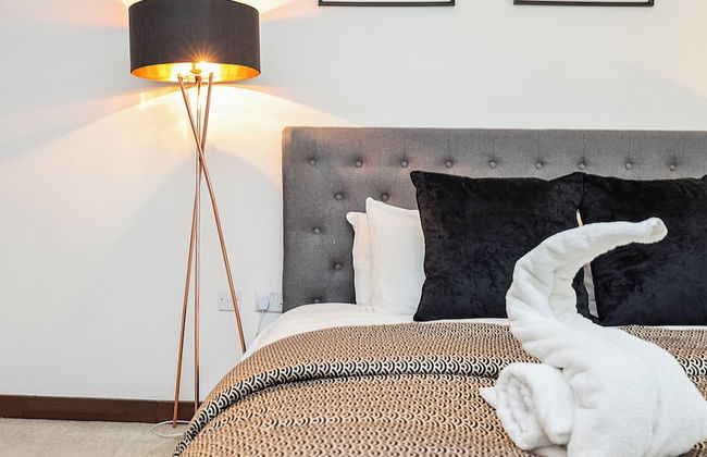 Modern Apartment w/ Balcony by MSS - Photo 3