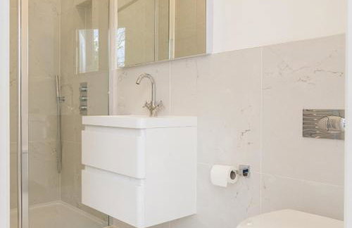 Beautiful 2 bed terrace flat close to Greenwich - Pass the Keys - Photo 37