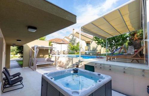 Villa Field Hill with Swimming Pool and Tennis Court - Foto 3