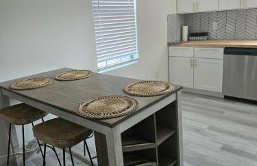Modern B&W Coastal Retreat 2BR 2BA and Laundry - Foto 12