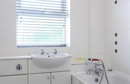 4 bed home, driveway parking ideally located in Latchford, Warrington - Executive St Marys House - Foto 38