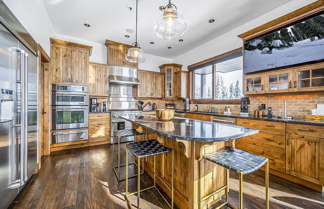 Inuksuk Lodge 4800 sq ft of Excellence - Photo 15