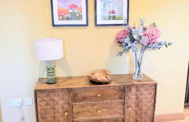 Coastal Whisper Sleeps 10 with Parking - Foto 11