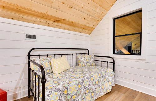 Crimson Creek Cabin - Hot Tub, Playset, Family-Friendly - Foto 19