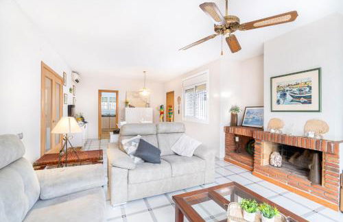 "Charm & Cozy 4BR - 3BA with Pool & Barbecue" - Photo 6