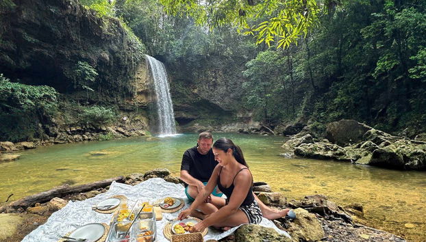 Excursión a los Tres Ojos y el Salto de Socoa - Foto 4, Disfrutando de un almuerzo en un entorno único