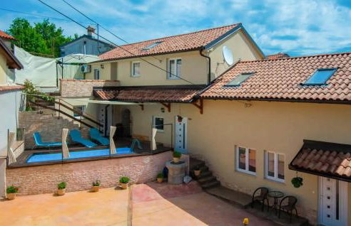 2 Bedroom Gorgeous Apartment In Veli Brgud - Photo 2