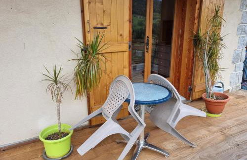 Private terrace, cosy appartement, ideal couple, bbq,relax, welcome, near La Clusaz, Grand Bornand, Annecy and lake, many sports and entertainment activities summer and winter - Foto 4