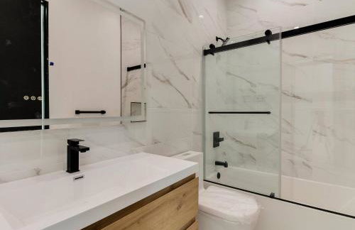 Modern Luxe Retreat Three-Bedroom #4 - Photo 35