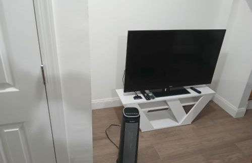 1BR Apartment - Unit A - With Parking and 10min Walk to NYC Train Station - Foto 3