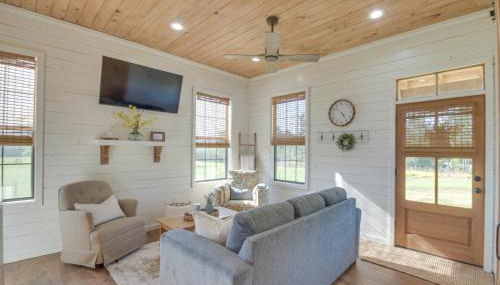 4-Acre Plot Farmhouse-Chic Retreat in Forest! - Foto 4