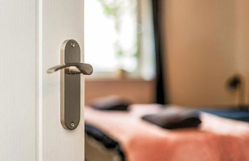 Sleek and Stylish 3 Bed in Greenock - Sleeps 8 - Photo 32