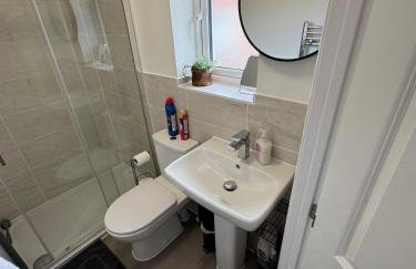 Detached 4BR House - Private Garden, Garage & Parking - Perfect for Long Stays, Families, Contractors - Photo 19