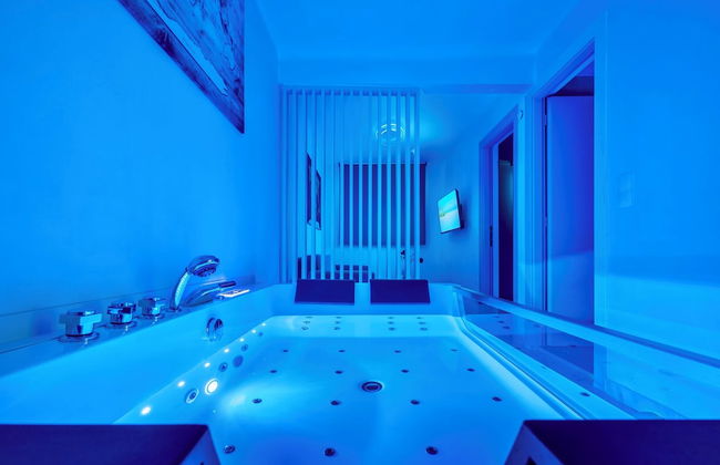 Premium Jacuzzi Suite at the City Center - Photo 23